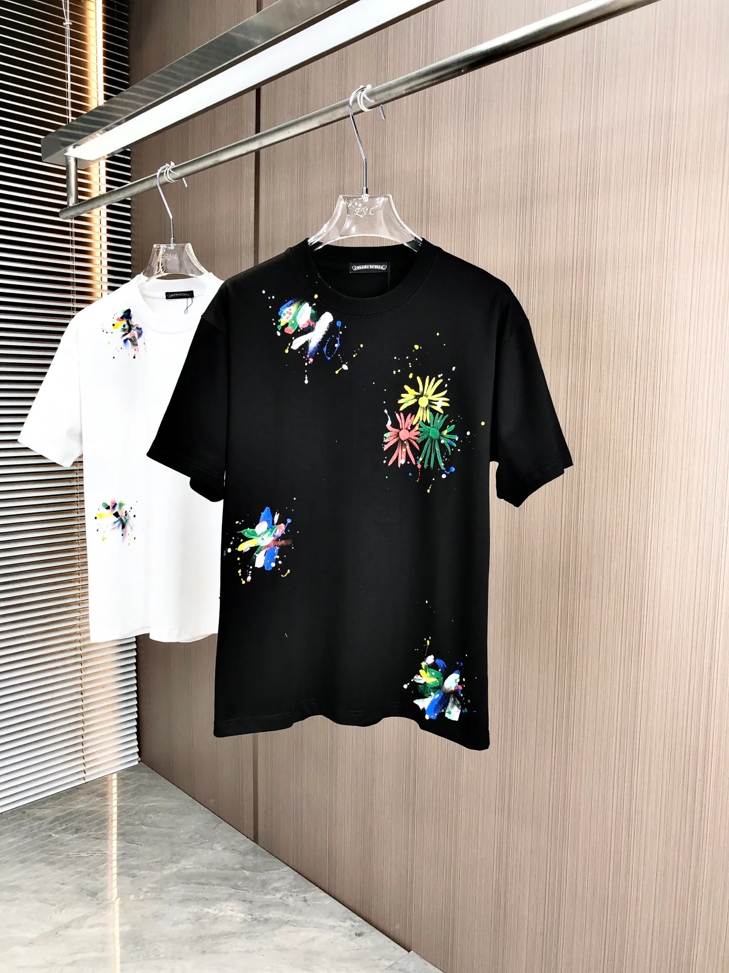 🅿️210 CH Cro 2025 spring and summer new round neck short sleeves. Large logo hand-painted technology uses high weight 320g double yarn combed cotton fabric. Slightly loose version. The fabric feels soft and thick. Same style for men and women. Color: black and white. Size: SMLXLXXL
